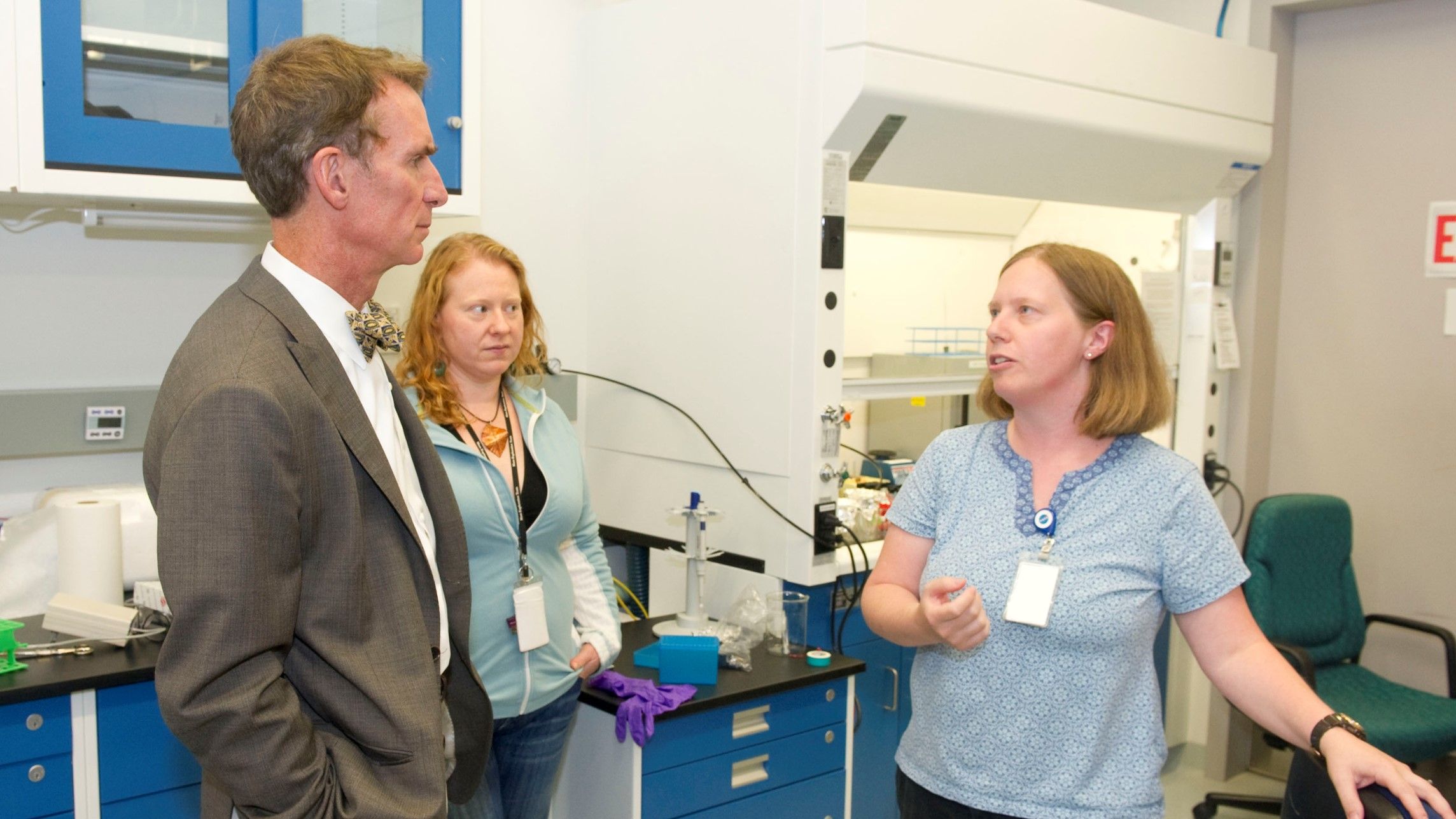 Bill Nye talking with scientists in the Astrobiology Analytical Lab.